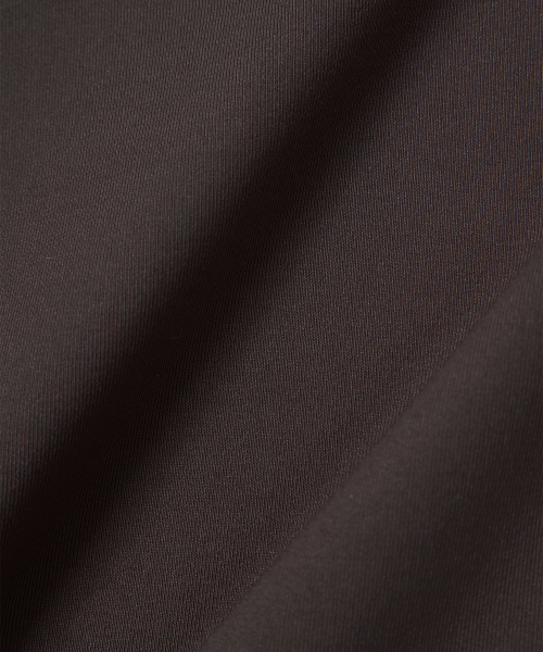 WOOALONG（ウアロン）の「Nylon Buttoned Crop T-shirt [Fabric by ITALY] - BROWN（Tシャツ/カットソー・レディース・ブラウン・SMALL/MEDIUM）」の6枚目の写真