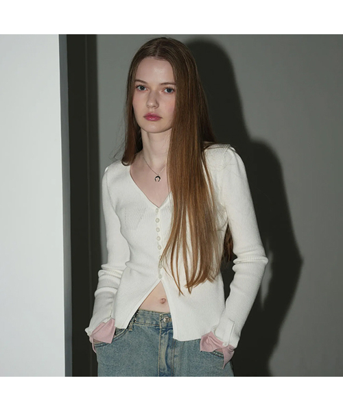 AVANDRESS(アバンドレス )の「Tours V-neck Button Knit Cardigan - 6COL(カーディガン/ボレロ・レディース・パープル/ピンク/ブラック/アイボリー/ブルー/グレー・FREE)」の2枚目の写真