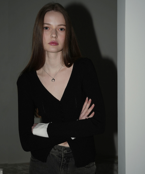 AVANDRESS(アバンドレス )の「Tours V-neck Button Knit Cardigan - 6COL(カーディガン/ボレロ・レディース・パープル/ピンク/ブラック/アイボリー/ブルー/グレー・FREE)」の7枚目の写真