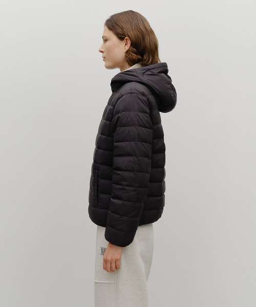 MARITHE + FRANCOIS GIRBAUD(マリテフランソワジルボー)の「CLASSIC LOGO HOODED LIGHT DOWN JACKET(ダウンジャケット/コート・レディース・Black/アイボリー・SMALL/MEDIUM/LARGE)」の4枚目の写真