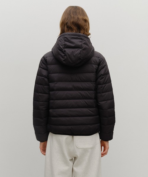 MARITHE + FRANCOIS GIRBAUD(マリテフランソワジルボー)の「CLASSIC LOGO HOODED LIGHT DOWN JACKET(ダウンジャケット/コート・レディース・Black/アイボリー・SMALL/MEDIUM/LARGE)」の6枚目の写真