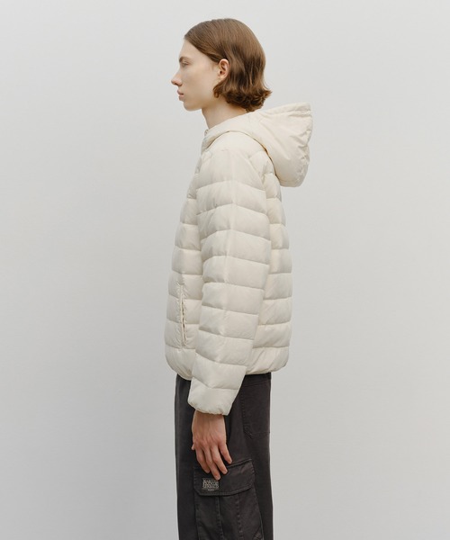 MARITHE + FRANCOIS GIRBAUD(マリテフランソワジルボー)の「CLASSIC LOGO HOODED LIGHT DOWN JACKET(ダウンジャケット/コート・レディース・Black/アイボリー・SMALL/MEDIUM/LARGE)」の17枚目の写真