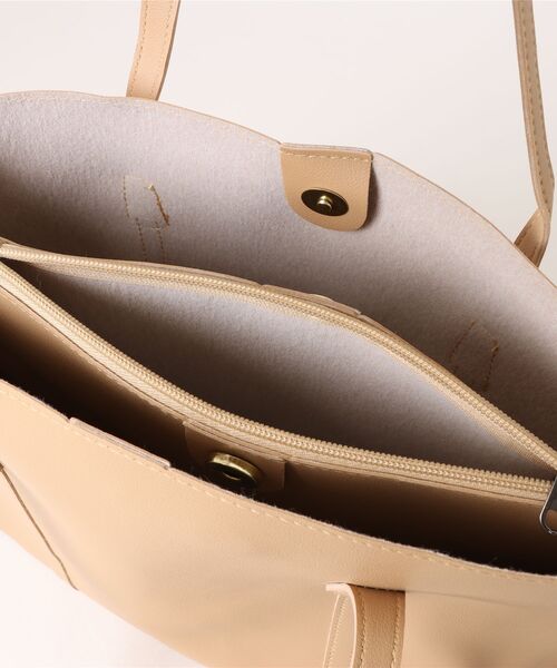 TONE SELECT GOODS(トーンセレクトグッズ)の「urbanfemine./A4サイズ収納 合成皮革トートバッグ U7593(トートバッグ・レディース・ブラック/ホワイト/ブラウン/ベージュ・FREE)」の11枚目の写真