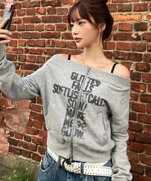 SEQUENZ(シークエンズ)の「※WEB限定 / オフショルダー / レディースジップスウェット / sqnz off shoulder zip up(パーカー・レディース・ブラック/グレー/ライトピンク/モカ・SMALL/MEDIUM)」の2枚目の写真