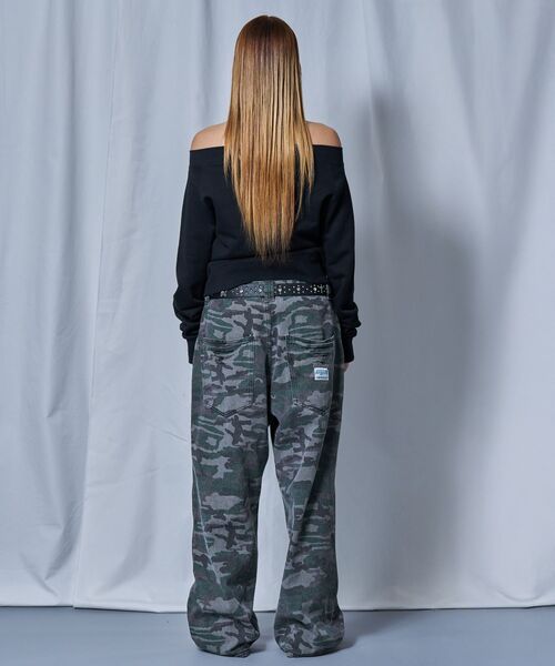 SEQUENZ（シークエンズ）の「【sqnz（エスキュンズ）】sqnz off shoulder zip p/k / レディース オフショルダー ダブルジップ スウェット 裏毛 ワンポイント サムホール プリント（パーカー・レディース・ブラック・SMALL）」の2枚目の写真