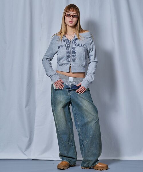 SEQUENZ（シークエンズ）の「【sqnz（エスキュンズ）】sqnz off shoulder zip p/k / レディース オフショルダー ダブルジップ スウェット 裏毛 ワンポイント サムホール プリント（パーカー・レディース・ブラック・SMALL）」の9枚目の写真