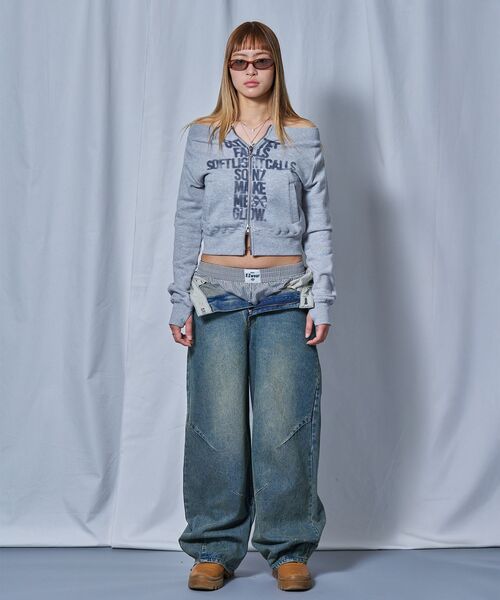 SEQUENZ（シークエンズ）の「【sqnz（エスキュンズ）】sqnz off shoulder zip p/k / レディース オフショルダー ダブルジップ スウェット 裏毛 ワンポイント サムホール プリント（パーカー・レディース・ブラック・SMALL）」の10枚目の写真