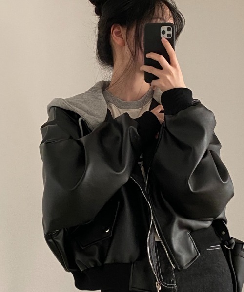 Ritzy(リッツィー)の「フード付き ショート丈 ワイドシルエットPUジャケット(ライダースジャケット・レディース・ブラック・FREE)」の5枚目の写真