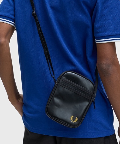 FRED PERRY(フレッドペリー)の「Tonal Classic Small Side Bag/トーナルクラシックサイドバッグ(ショルダーバッグ・メンズ・ブラック・ONE SIZE)」の1枚目の写真