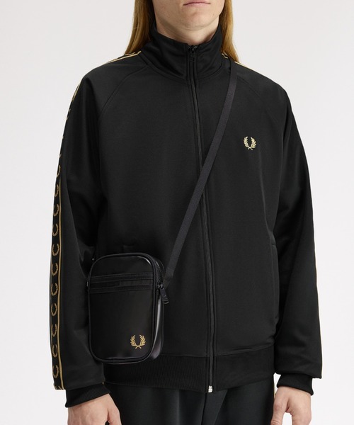 FRED PERRY(フレッドペリー)の「Tonal Classic Small Side Bag/トーナルクラシックサイドバッグ(ショルダーバッグ・メンズ・ブラック・ONE SIZE)」の3枚目の写真
