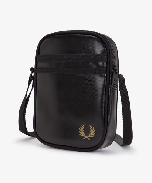 FRED PERRY(フレッドペリー)の「Tonal Classic Small Side Bag/トーナルクラシックサイドバッグ(ショルダーバッグ・メンズ・ブラック・ONE SIZE)」の6枚目の写真