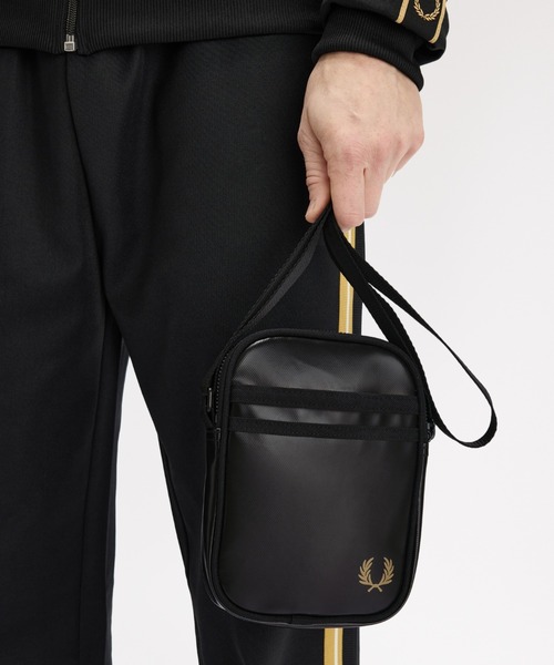 FRED PERRY(フレッドペリー)の「Tonal Classic Small Side Bag/トーナルクラシックサイドバッグ(ショルダーバッグ・メンズ・ブラック・ONE SIZE)」の4枚目の写真