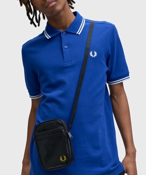 FRED PERRY(フレッドペリー)の「Tonal Classic Small Side Bag/トーナルクラシックサイドバッグ(ショルダーバッグ・メンズ・ブラック・ONE SIZE)」の2枚目の写真