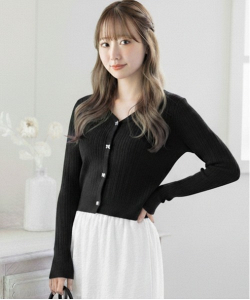 CLEAR BASIC（クリアベーシック）の「リボンボタンニットカーディガン[着回し力抜群 ガーリー 羽織り]≪新作≫（カーディガン/ボレロ・レディース・ブラック/ピンク/アイボリー/サックスブルー/グレー/ネイビー/レッド・F）」の3枚目の写真