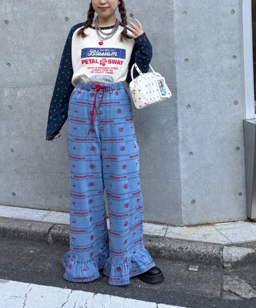 HELLO.SANFRANCISCO（ハローサンフランシスコ）の「【HELLO.SANFRANCISCO/ハローサンフランシスコ】裾フリル総柄刺繍イージーワイドデニム（デニムパンツ・レディース・ブルー/サックスブルー・MEDIUM/SMALL）」の15枚目の写真