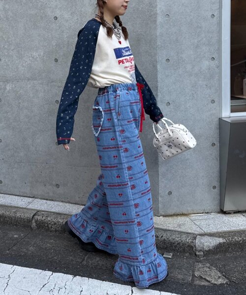 HELLO.SANFRANCISCO（ハローサンフランシスコ）の「【HELLO.SANFRANCISCO/ハローサンフランシスコ】裾フリル総柄刺繍イージーワイドデニム（デニムパンツ・レディース・ブルー/サックスブルー・MEDIUM/SMALL）」の16枚目の写真