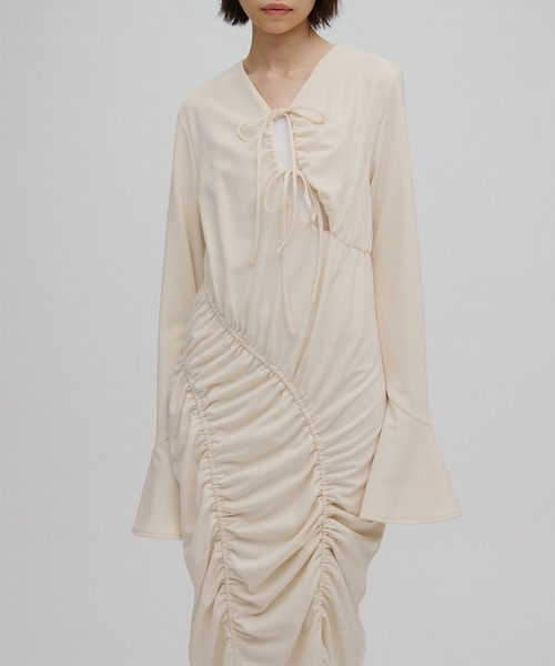 Ameri(アメリ)の「GATHER DETAIL CUT DRESS(ワンピース・レディース・アイボリー/ブラック/カーキ・SMALL/MEDIUM)」の4枚目の写真