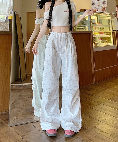 shyam inspiration(シャムインスピレーション)の「小花柄ドロストカーゴパンツ(カーゴパンツ・レディース・ホワイト/イエロー・LARGE/MEDIUM)」の8枚目の写真