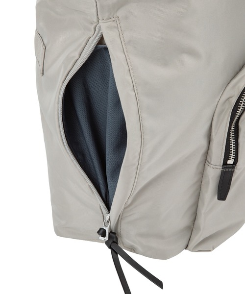 ace.（エース）の「ショルダーバッグ フィカス 21L ace.×HAyU 19104（ショルダーバッグ・レディース・ライトグレー/ブラック/チャコール・FREE）」の4枚目の写真