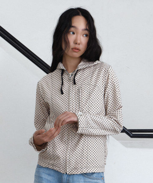 PARAKEET（パラキート）の「ドットフードパーカー ジップアップシャツジャケット (ベージュ)（ナイロンジャケット・レディース・ベージュ・FREE）」の4枚目の写真