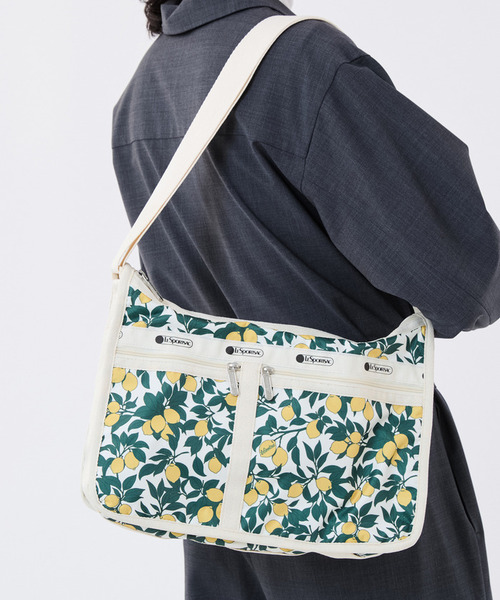 LeSportsac(レスポートサック)の「DELUXE EVERYDAY BAG レモンオーチャード(ショルダーバッグ・レディース・イエロー・FREE)」の2枚目の写真