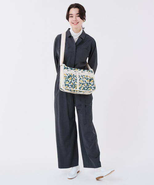 LeSportsac(レスポートサック)の「DELUXE EVERYDAY BAG レモンオーチャード(ショルダーバッグ・レディース・イエロー・FREE)」の3枚目の写真