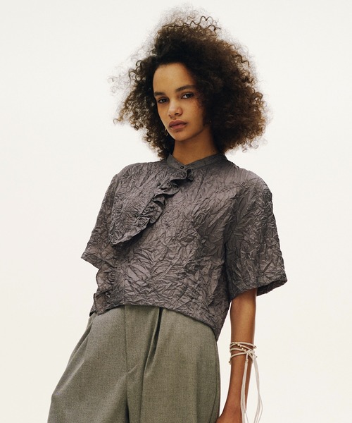 RUMCHE(ラムシェ)の「Catch Washer Cropped Tops / キャッチワッシャークロップドトップス(シャツ/ブラウス・レディース・ベージュ/グレー・FREE)」の1枚目の写真