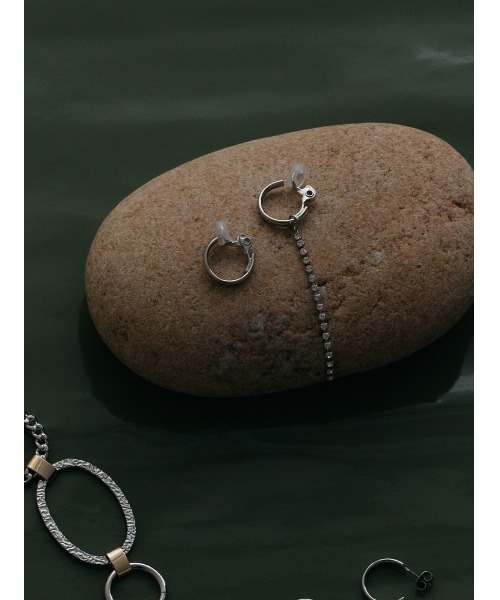 FUNALIVE(ファンアライブ)の「【ROOM.THE.ROOM】Metal circle small hoop earrings イヤリング(イヤリング・レディース・シルバー・FREE)」の1枚目の写真