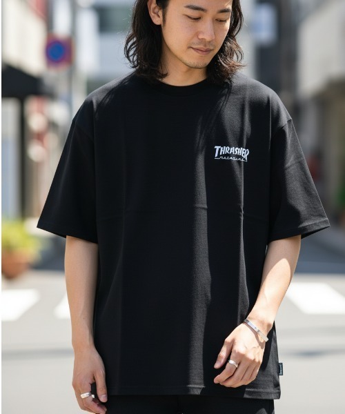 THRASHER(スラッシャー)の「Tour Logo S/S T-SHIRTS/THRASHER スラッシャーワンポイント胸ロゴ バックプリント ビッグシルエット ストリート スケーターユニセックス(Tシャツ/カットソー・メンズ・ホワイト/ブラック・MEDIUM/LARGE/X-LARGE)」の2枚目の写真