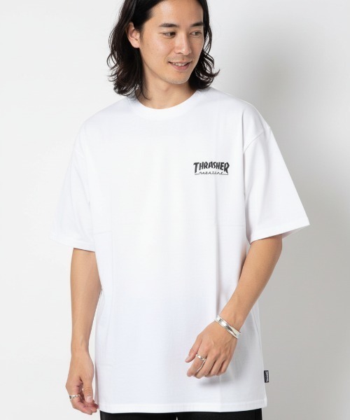 THRASHER(スラッシャー)の「Tour Logo S/S T-SHIRTS/THRASHER スラッシャーワンポイント胸ロゴ バックプリント ビッグシルエット ストリート スケーターユニセックス(Tシャツ/カットソー・メンズ・ホワイト/ブラック・MEDIUM/LARGE/X-LARGE)」の5枚目の写真