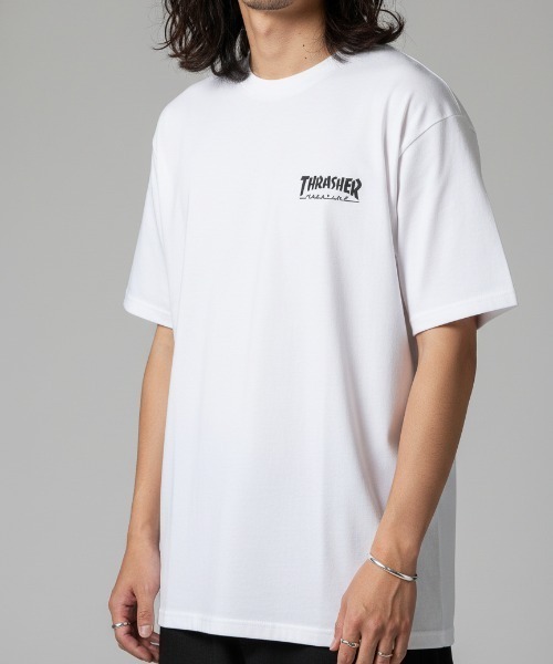 THRASHER(スラッシャー)の「Tour Logo S/S T-SHIRTS/THRASHER スラッシャーワンポイント胸ロゴ バックプリント ビッグシルエット ストリート スケーターユニセックス(Tシャツ/カットソー・メンズ・ホワイト/ブラック・MEDIUM/LARGE/X-LARGE)」の6枚目の写真