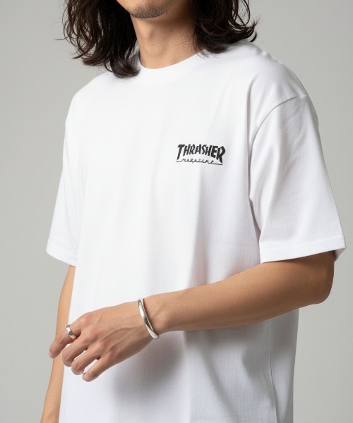 THRASHER(スラッシャー)の「Tour Logo S/S T-SHIRTS/THRASHER スラッシャーワンポイント胸ロゴ バックプリント ビッグシルエット ストリート スケーターユニセックス(Tシャツ/カットソー・メンズ・ホワイト/ブラック・MEDIUM/LARGE/X-LARGE)」の4枚目の写真