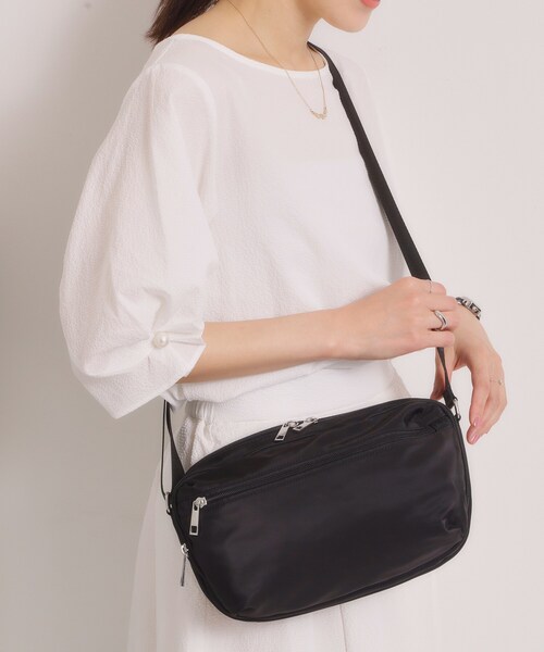 ITS'DEMO（イッツデモ）の「【8ポケット】裏地ストライプショルダー（ショルダーバッグ・レディース・ベビーピンク/ナチュラル/チャコールグレー/ブラック・00）」の2枚目の写真