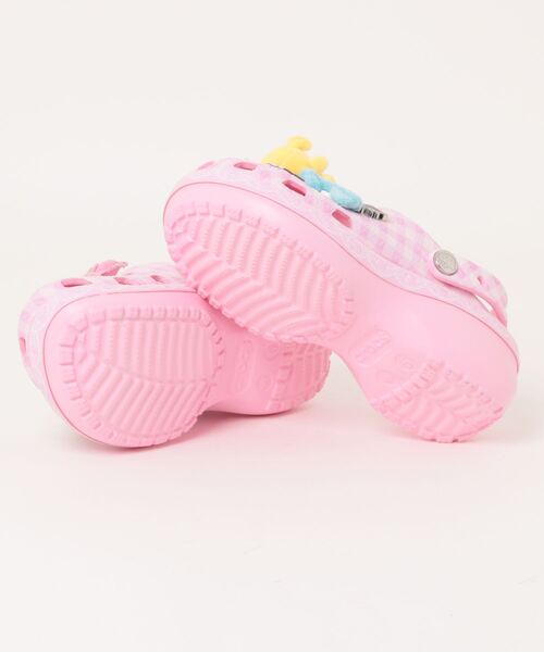 crocs(クロックス)の「クロックス ハローキティ アンド フレンズ クラシック プラットフォーム クロッグ / crocs HKF Classic Platform Clog(サンダル・レディース・マルチ・24cm/23cm/22cm/21cm/25cm)」の3枚目の写真