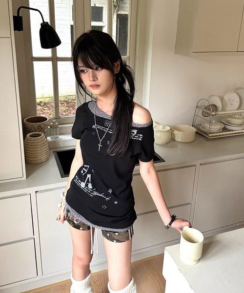 Girly Doll(ガーリードール)の「レイヤードデザイングラフィックTシャツ(Tシャツ/カットソー・レディース・ブラック・S/M/L)」の2枚目の写真
