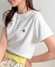 classicalelf（クラシカルエルフ）の「すっきり華奢魅せ。袖ロールアップ胸刺繍入りヘンリーネックリブTシャツ (半袖)（Tシャツ/カットソー）」
