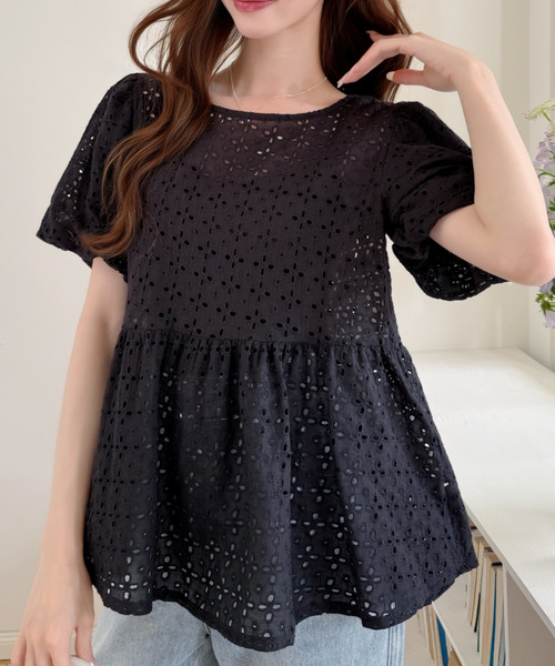 Ada.(エイダ)の「アイレット 刺繍 パフスリーブ ペプラム ブラウス(シャツ/ブラウス・レディース・ブラック/ホワイト・FREE)」の2枚目の写真