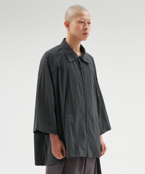 AJOBYAJO（アジョバイアジョ）の「Nylon Cape Shirt [CHARCOAL]（シャツ/ブラウス・レディース・その他・LARGE/X-LARGE）」の2枚目の写真