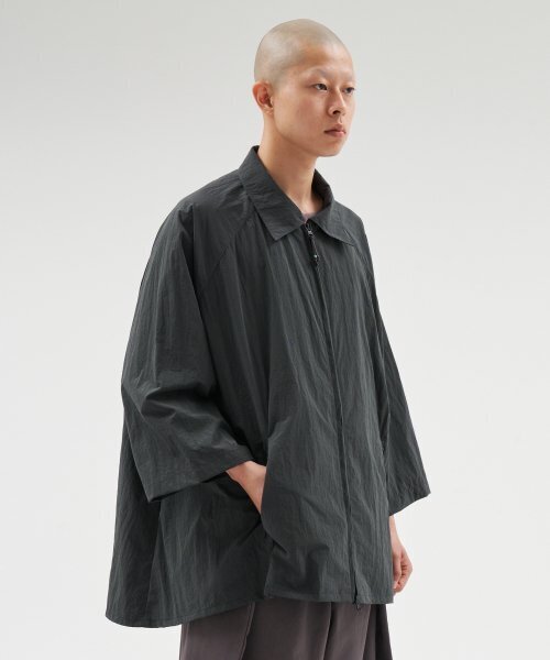 AJOBYAJO（アジョバイアジョ）の「Nylon Cape Shirt [CHARCOAL]（シャツ/ブラウス・レディース・その他・LARGE/X-LARGE）」の3枚目の写真