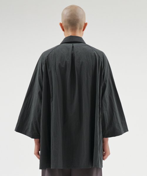 AJOBYAJO（アジョバイアジョ）の「Nylon Cape Shirt [CHARCOAL]（シャツ/ブラウス・レディース・その他・LARGE/X-LARGE）」の4枚目の写真