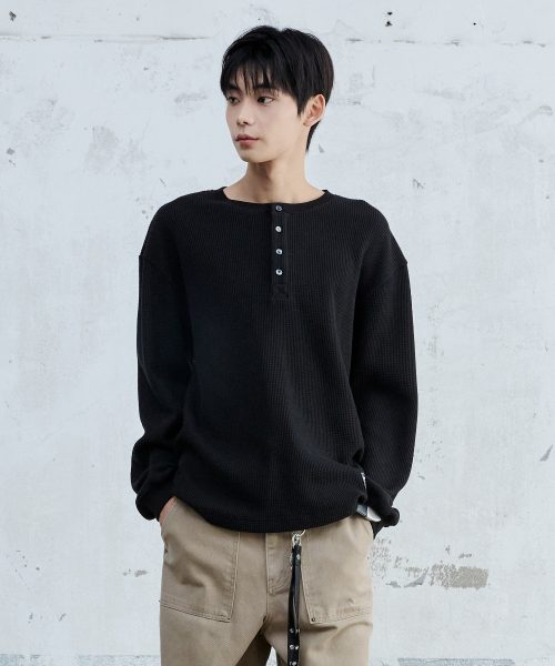 MAISON MINED(メゾンミネド)の「BASIC WAFFLE HENLEY NECK BLACK(Tシャツ/カットソー・メンズ・その他・SMALL/MEDIUM/LARGE)」の1枚目の写真