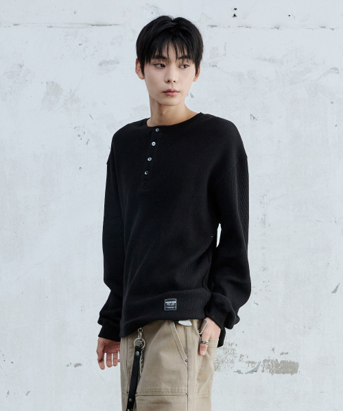 MAISON MINED(メゾンミネド)の「BASIC WAFFLE HENLEY NECK BLACK(Tシャツ/カットソー・メンズ・その他・SMALL/MEDIUM/LARGE)」の2枚目の写真