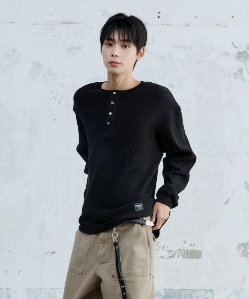 MAISON MINED(メゾンミネド)の「BASIC WAFFLE HENLEY NECK BLACK(Tシャツ/カットソー・メンズ・その他・SMALL/MEDIUM/LARGE)」の3枚目の写真