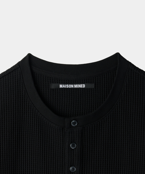 MAISON MINED(メゾンミネド)の「BASIC WAFFLE HENLEY NECK BLACK(Tシャツ/カットソー・メンズ・その他・SMALL/MEDIUM/LARGE)」の4枚目の写真
