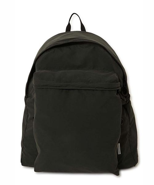 HIGH! STANDARD(ハイスタンダード)の「MT. RAINIER DESIGN × HIGH! STANDARD /ウィンドシェッド デラックスパック(バックパック/リュック・メンズ・ベージュ/カーキ系/オリーブ/チャコール・ONE)」の2枚目の写真