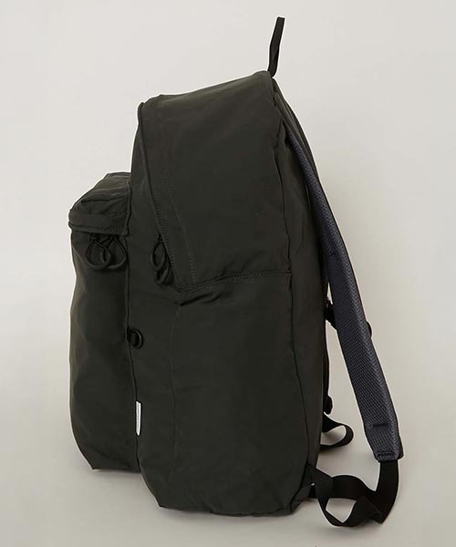 HIGH! STANDARD(ハイスタンダード)の「MT. RAINIER DESIGN × HIGH! STANDARD /ウィンドシェッド デラックスパック(バックパック/リュック・メンズ・ベージュ/カーキ系/オリーブ/チャコール・ONE)」の5枚目の写真