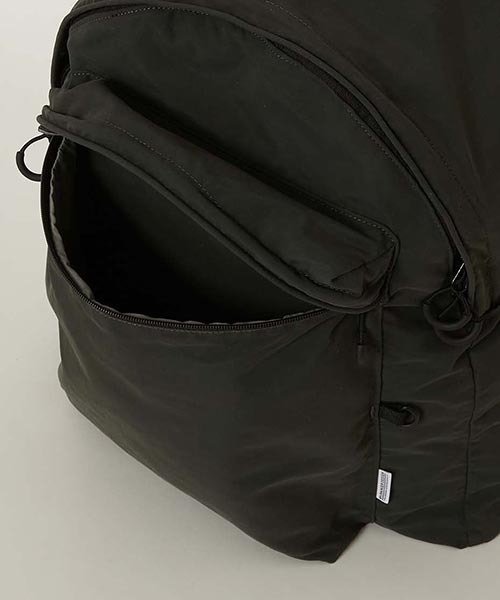 HIGH! STANDARD(ハイスタンダード)の「MT. RAINIER DESIGN × HIGH! STANDARD /ウィンドシェッド デラックスパック(バックパック/リュック・メンズ・ベージュ/カーキ系/オリーブ/チャコール・ONE)」の11枚目の写真