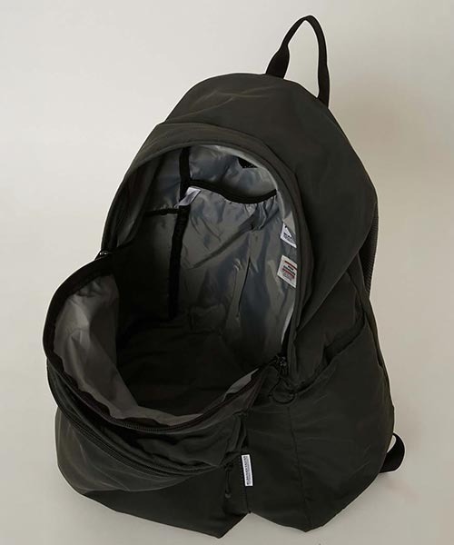 HIGH! STANDARD(ハイスタンダード)の「MT. RAINIER DESIGN × HIGH! STANDARD /ウィンドシェッド デラックスパック(バックパック/リュック・メンズ・ベージュ/カーキ系/オリーブ/チャコール・ONE)」の13枚目の写真