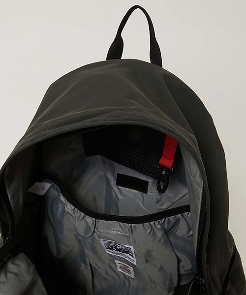 HIGH! STANDARD(ハイスタンダード)の「MT. RAINIER DESIGN × HIGH! STANDARD /ウィンドシェッド デラックスパック(バックパック/リュック・メンズ・ベージュ/カーキ系/オリーブ/チャコール・ONE)」の14枚目の写真