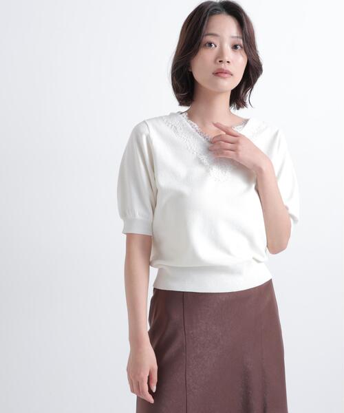 NATURAL BEAUTY BASIC(ナチュラルビューティーベーシック)の「Vネックレーストリムニット(ニット/セーター・レディース・オフホワイト/ブルー/ブラック・フリ-)」の2枚目の写真